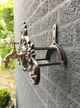 Wasserschlauchhalter aus Gusseisen – Wasserhahn aus Messing – klassisch